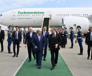 Qurbanqulu Berdiməhəmmədov Azərbaycana səfərə gəlib