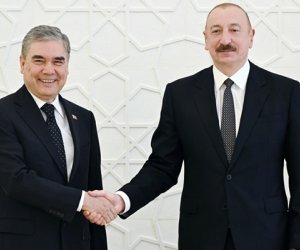 Azərbaycan və Türkmənistan liderləri ikitərəfli əlaqələrin genişləndirilməsini müzakirə ediblər