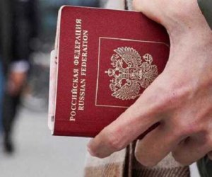 Латвия массово депортирует россиян