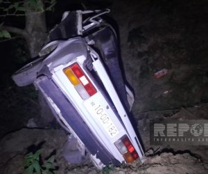 Lənkəranda avtomobil dərəyə aşıb, xəsarət alanlar var