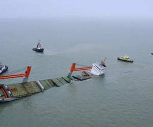 В порту на севере Германии столкнулись два судна, произошла уточка топлива
