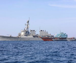 Американский эсминец приблизился к подконтрольным Ирану водам в Оманском заливе
