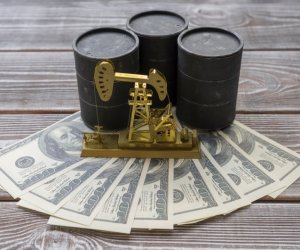 Нефть подорожала в пределах 1% на ожиданиях баланса спроса и предложения