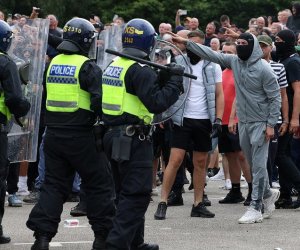 Британию охватили протесты против размещения нелегалов в отелях