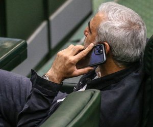 İran parlamentində telefondan istifadə qadağan edildi