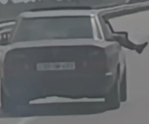 Ayağını maşından çölə çıxaran sürücü cəzalandırılıb