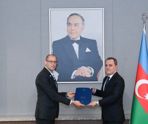 İsrailin yeni səfiri etimadnaməsinin surətini Azərbaycan XİN başçısına təqdim edib