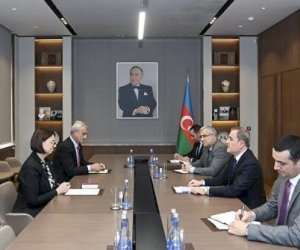 XİN rəhbəri Beynəlxalq Qızıl Xaç Komitəsinin nümayəndə heyətini qəbul edib