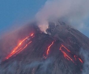 
Вулкан Ключевской на Камчатке выбросил пепел на высоту 9 км