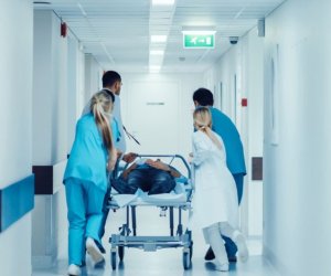 Qalada avtomobilin vurduğu 18 yaşlı şəxs xəstəxanada ölüb