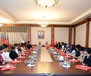Həsənov və Kərim Vəliyev Azərbaycanda səfərdə olan türkiyəli şəhid ailələrinin üzvləri ilə görüşüb