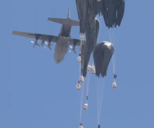Бельгия сбросила 15 тонн гуманитарной помощи над Газой