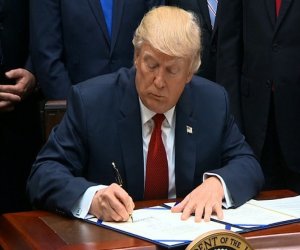 Tramp Hindistana 25%-lik tarifin tətbiq edilməsi barədə qanunu imzalayıb