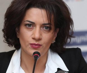 Paşinyanın həyat yoldaşı Ərdoğanın kitabını oxuyacağını bildirib