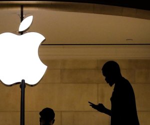 Apple smartfon və saatların istehsalının bir hissəsini ABŞ-yə köçürür