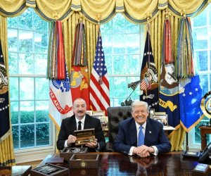 Трамп вручил Алиеву ключи от Белого дома