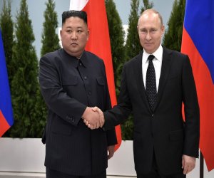 Putin ilə Kim Çen In arasında telefon danışığı olub