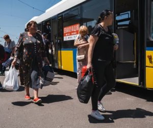 Семьи с детьми эвакуируют из Донецкой области