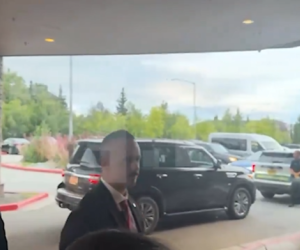 Lavrov arrives in Alaska wearing 'USSR' sweater
