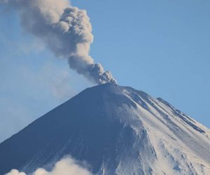 Вулкан Ключевской на Камчатке выбросил пепел на высоту 6,5 км