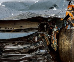 В Шеки автомобиль врезался в дерево, пострадали мать и двое малолетних детей