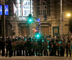 Во время протестов в Сербии пострадали шесть полицейских