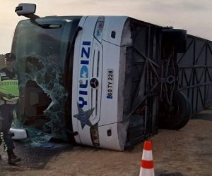 В Стамбуле перевернулся автобус
