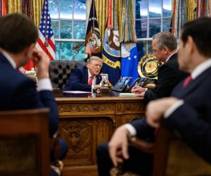 Белый дом показал фото разговора Трампа с Путиным
