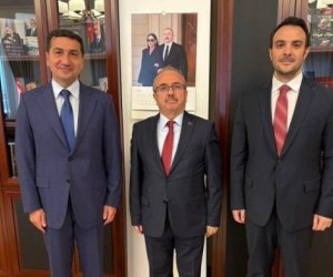 Hikmət Hacıyev türkiyəli səfirlə Azərbaycan-Ermənistan sülh prosesini müzakirə edib