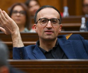 
Ermənistanın keçmiş səhiyyə naziri Arsen Torozyan deputat mandatından imtina edib