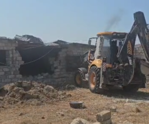 Xəzər rayonunda qanunsuz tikili sökülüb