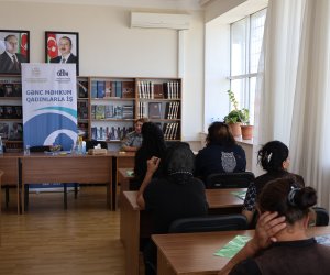 Gənc qadın məhkumlarla görüş keçirilib