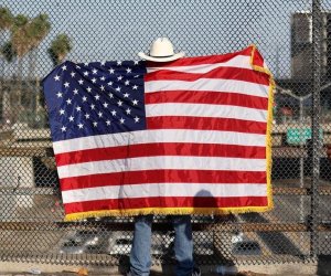 Трамп решил наказывать за сожжение американского флага