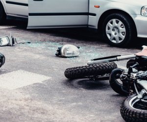 В Баку легковушка столкнулась с мотоциклом, есть погибший