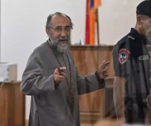 В Ереване прокурор потребовал пять лет тюрьмы для архиепископа Аджапахяна