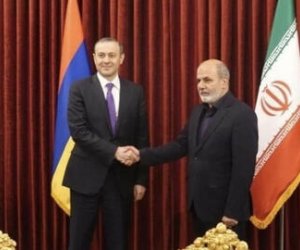 Armen Qriqoryan Laricani ilə görüşüb