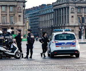 Во Франции автомобиль въехал в толпу людей