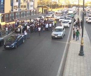 В Баку автомобиль сбил пешехода, на дороге возник затор