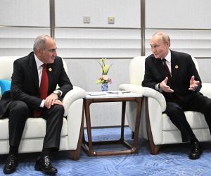Путин встретился с Пашиняном в Китае