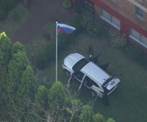 Автомобиль протаранил генконсульство России