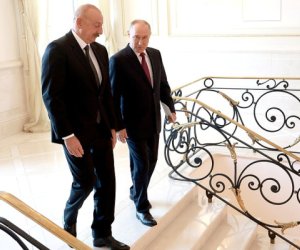 Алиев и Путин обменялись рукопожатием в Пекине