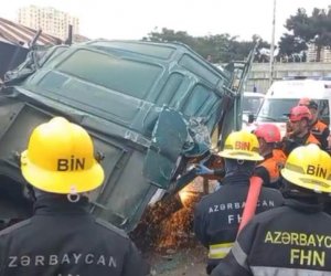 Bakıda yük maşını körpüdən avtomobillərin üzərinə aşıb, ölən və yaralananlar var - Yenilənib