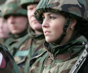 В Латвии хотят обязать женщин служить в армии