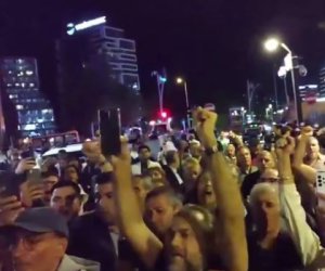 İstanbulda müxalifət qərargahı önündə etirazlar