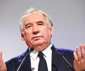 Парламент уволил премьера Франции