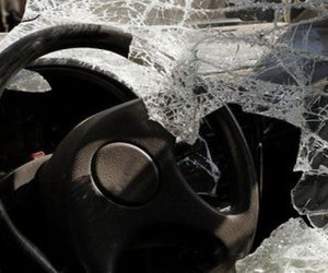 В Товузе два автомобиля съехали с моста, есть пострадавшие