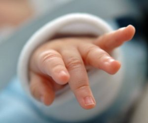 Neftçalada 1 yaşlı körpə anasının qucağından düşərək ölüb