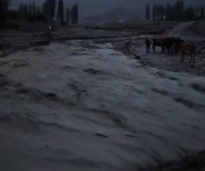 Qubada sel körpünü aparıb - Video