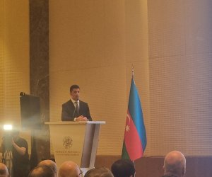 Азербайджан повысит зарплаты воспитателям и установит цели по улучшению школьных результатов