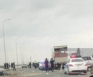 Ağdamda minik avtomobili ekskavatora çırpılıb, yaralılar var